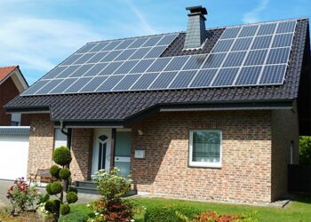 Сонячна електростанція зі встановленням на даху: переваги та недоліки