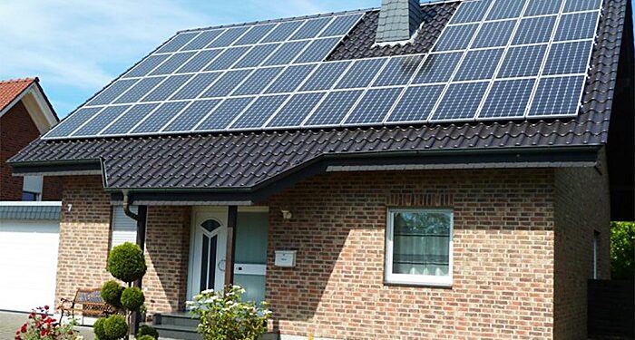 Сонячна електростанція зі встановленням на даху: переваги та недоліки