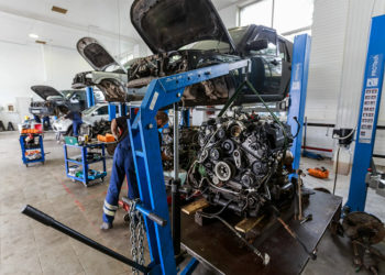 Réparation d’un moteur de voiture dans un atelier