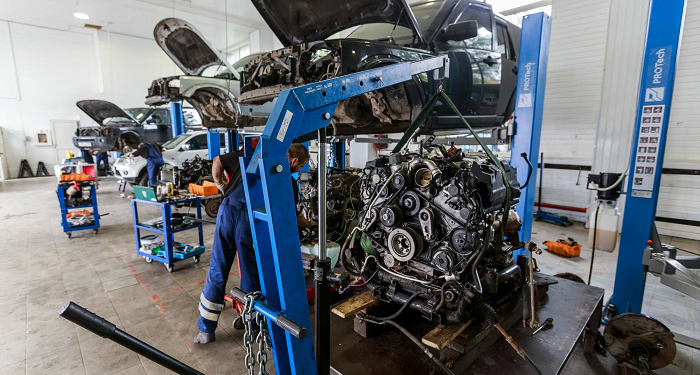 Réparation d’un moteur de voiture dans un atelier