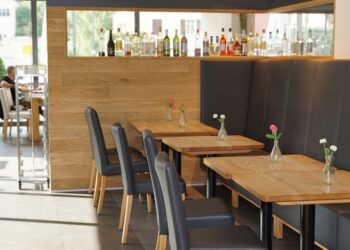 Какие они, идеальные столы для кафе, баров, ресторанов