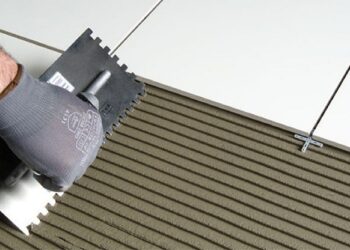 Клей для плитки: як обрати оптимальний варіант для підлоги, стін та фасадів