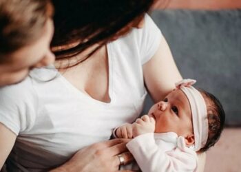 Can a surrogate mother refuse to give up the child, and how can unforeseen situations be avoided