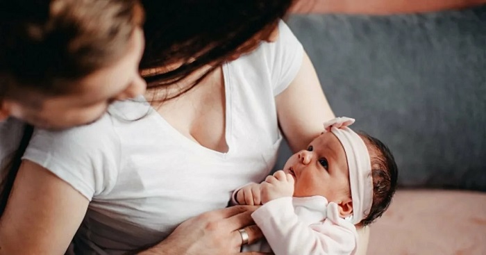 Can a surrogate mother refuse to give up the child, and how can unforeseen situations be avoided