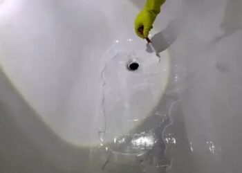 Правила та особливості нанесення акрилу для ванн: що потрібно знати